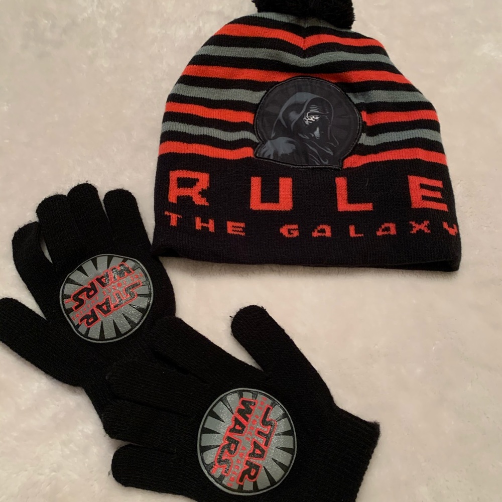 Boys star wars gloves and hat